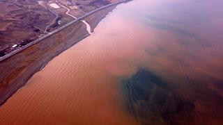 Debisi yükselen dere, Van Gölü kıyılarında renk değişikliğine yol açtı: Böyle bir manzarayla ilk kez karşılaştık