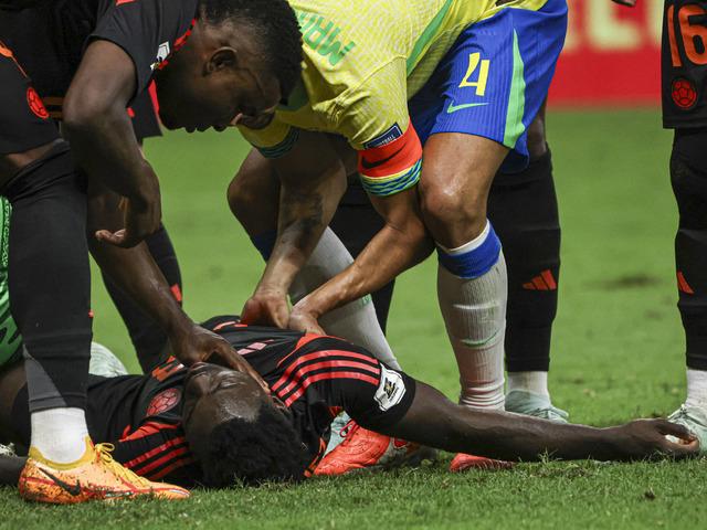 Davinson Sanchez korkuttu! Sedye ile götürüldü... İşte o görüntüler