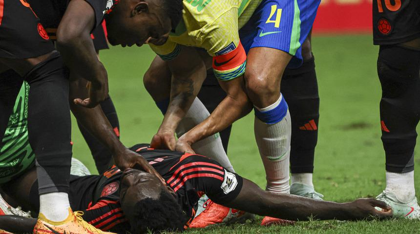 Davinson Sanchez korkuttu! Sedye ile götürüldü... İşte o görüntüler