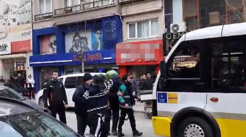 Motokuryeler arasında kaza sonrası bıçaklı kavga kamerada; 1 yaralı