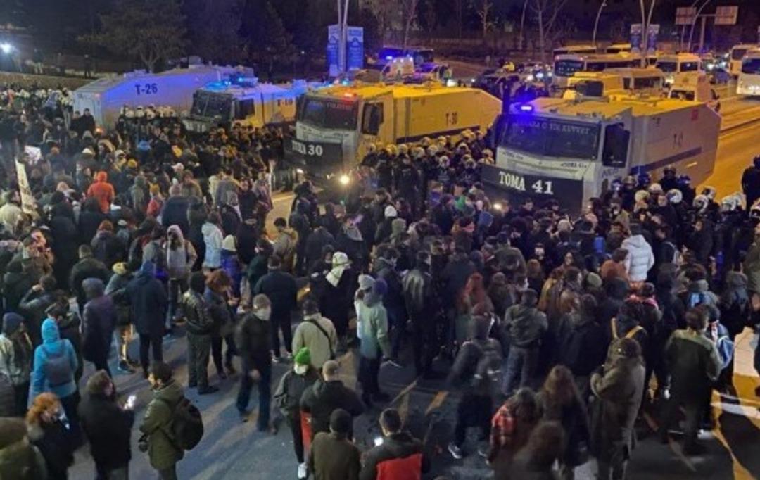 Can Bonomo üniversite öğrencilerine destek verdi!   Düşman bellendik...   1