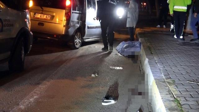 Antalya'da feci kaza: Otobüsle çarpışan araçtan yola fırlayan genç kız hayatını kaybetti!