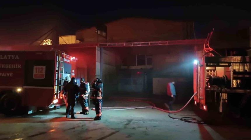 Malatya’da park halindeki 2 araç yanarak kullanılamaz hale geldi