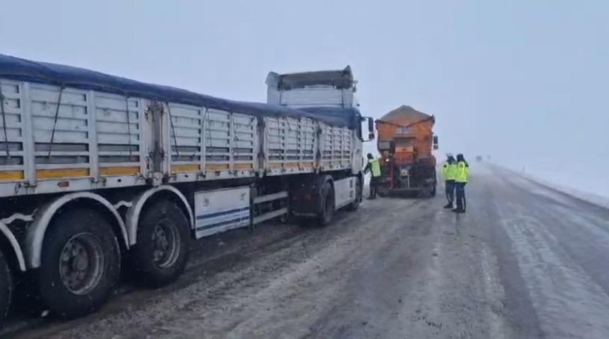 Boğazlıyan’da mahsur kalan tır kurtarıldı