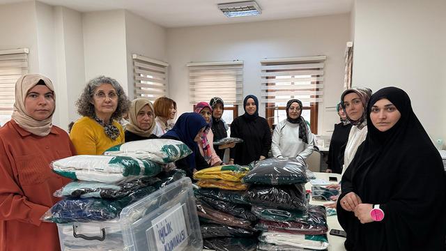 İhtiyaç sahiplerine bayramlık hediyesi: Tekstil atölyesi gibi çalıştık