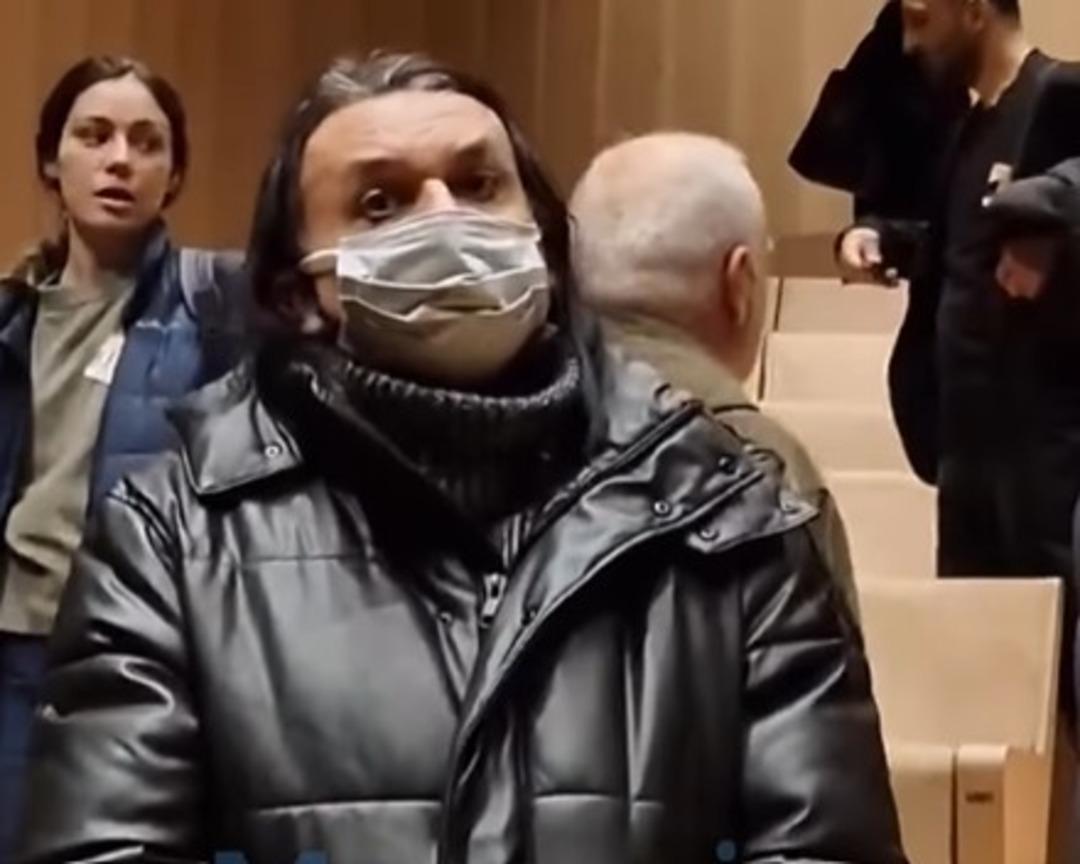 Uzun zamandır ortalarda yoktu! Kurtlar Vadisi müziğinin bestecisi Gökhan Kırdar Osman Sınav’ın cenazesinde ortaya çıktı 3