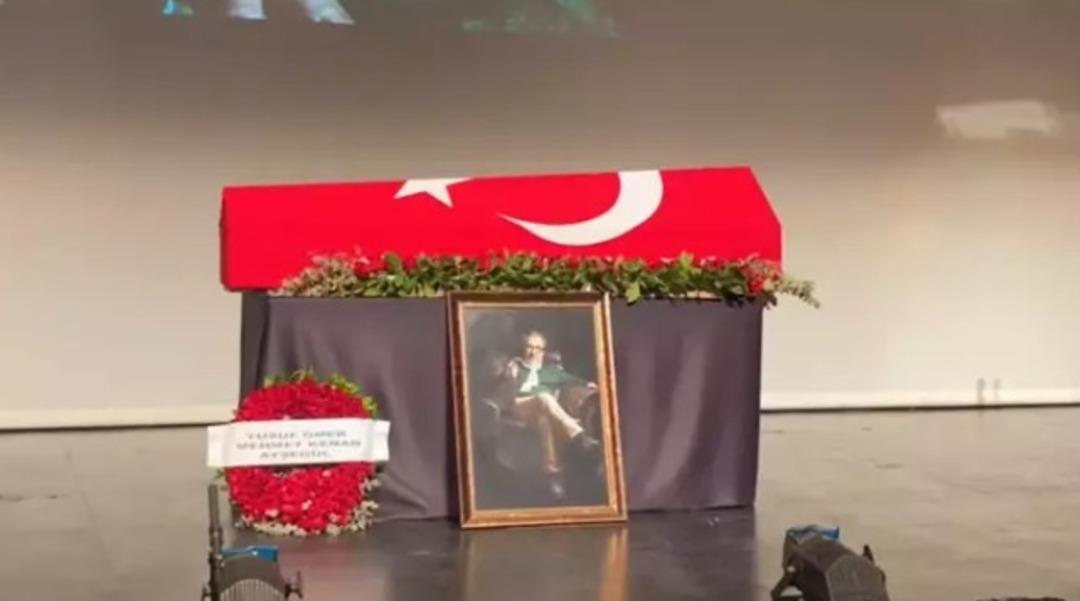 Uzun zamandır ortalarda yoktu! Kurtlar Vadisi müziğinin bestecisi Gökhan Kırdar Osman Sınav’ın cenazesinde ortaya çıktı 1