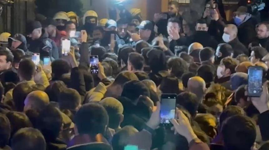 Ekrem İmamoğlu Çağlayan Adliyesi'nde... Adliye önünde gerginlik