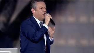 Özgür Özel Saraçhane’de meydan okudu: “Eğer mevcut kötülük devam ederse bu gece nereye gitmemiz gerekirse oraya gideriz!”