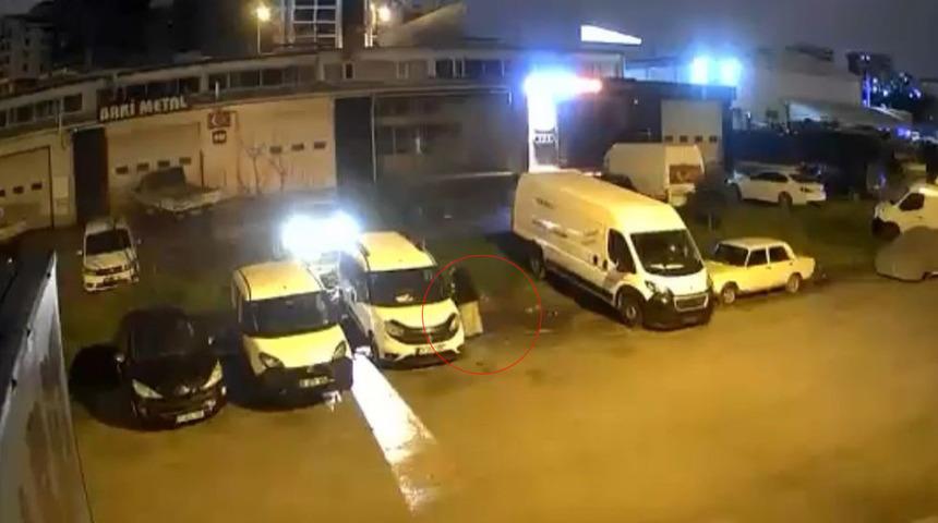 Otoparkta döndü dolandı, en sonunda kendi aracını çaldı! Güvenlik kamerası gerçeği ortaya çıkardı