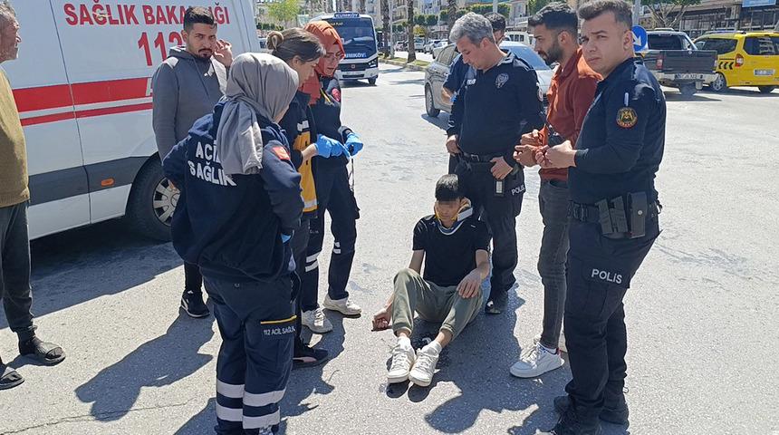 Antalya’da 'u' dönüşü kazaya sebep oldu! Motosiklet otomobile çarptı: 2 kişi hastaneye kaldırıldı