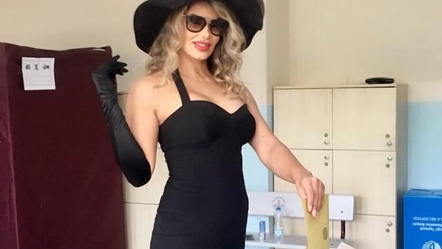 Şarkıcı Hatice, İmamoğlu'na oy vermek için sandık başına gitti! Kıyafeti yine dikkat çekti