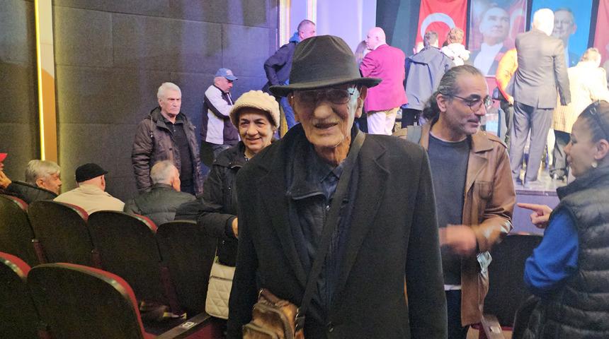 CHP’nin ön seçiminde 99 yaşındaki Cemal Özel torunuyla birlikte sandığa gitti: “Böyle bir şey görmedim, dış devletler bize gülüyor"