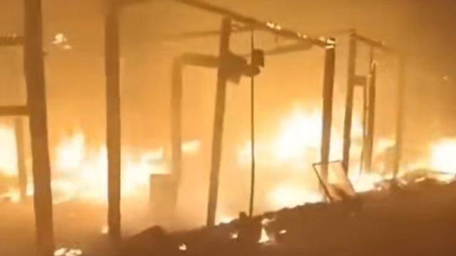 Adana'da facia! Elektrik teli kopunca işçilerin olduğu 15 çadır alev aldı