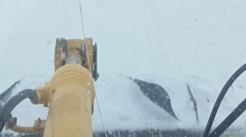 Van'da kar kalınlığı 20 santimetreye ulaşınca 48 yerleşim yeri ulaşıma kapatıldı