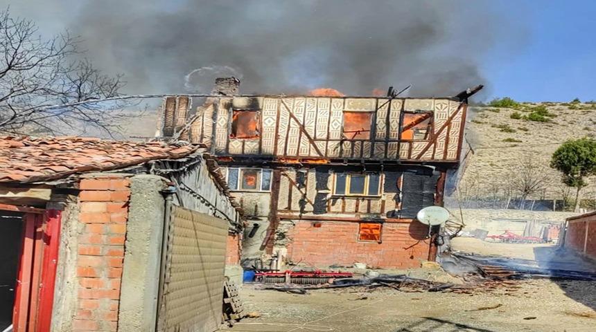 Yangında 2 ev kullanılamaz hale geldi