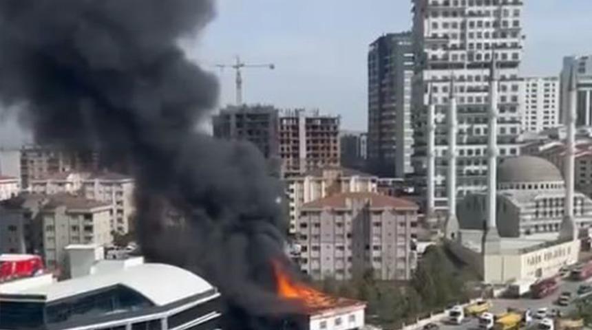 Esenyurt'ta Kültür Evi'nde yangın çıktı! İtfaiye ekipleri duruma müdahale etti