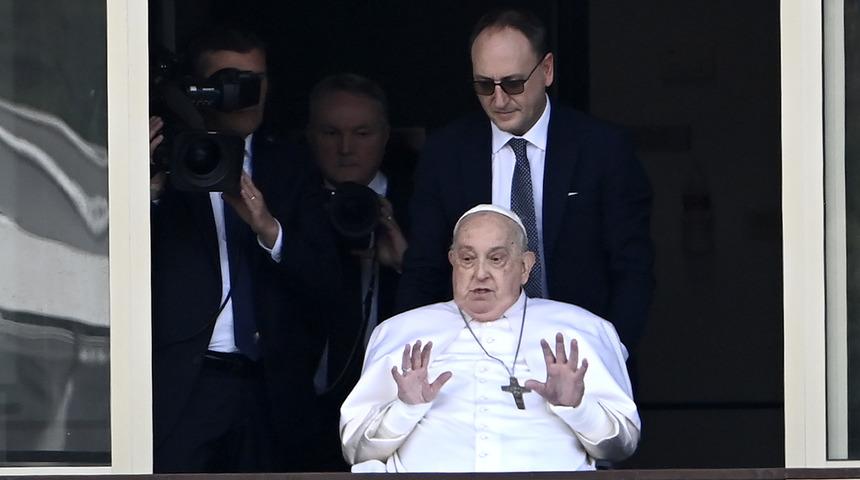 Papa Francis 5 haftalık tedavinin ardından hastaneden taburcu edildi! Balkondan kalabalığı selamladı