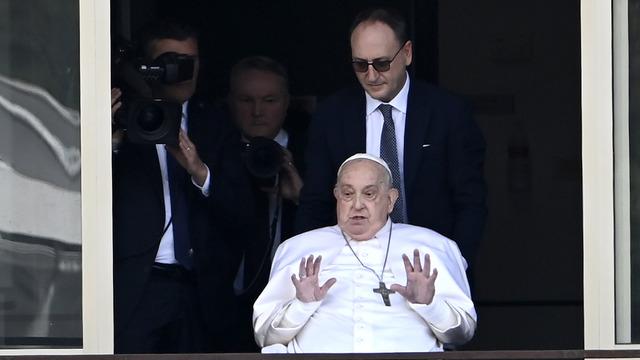 Papa Francis 5 haftalık tedavinin ardından hastaneden taburcu edildi! Balkondan kalabalığı selamladı