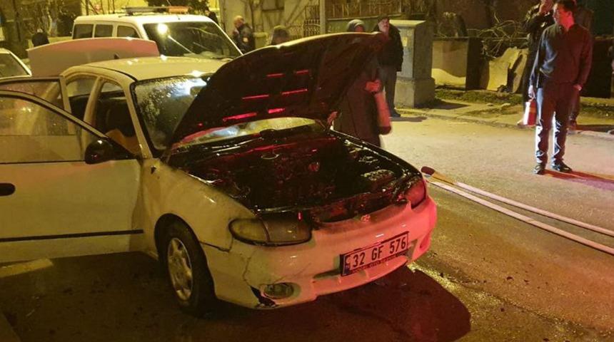 Kontağı çevirdiği anda alev aldı! Otomobil kullanılamaz hale geldi 
