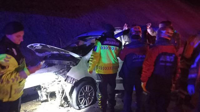 Ticari araç bariyere ok gibi saplandı: 4 kişi yaralandı