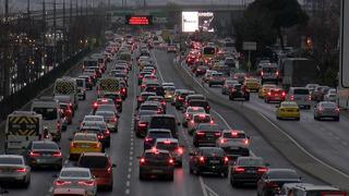 İstanbul'da trafik yoğunluğu yüzde 71'e ulaştı! Araçlar uzun süre bekledi