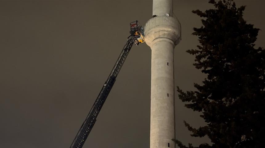 İstanbul'da gece yarısı tarihi camide yangın! Minare zarar gördü