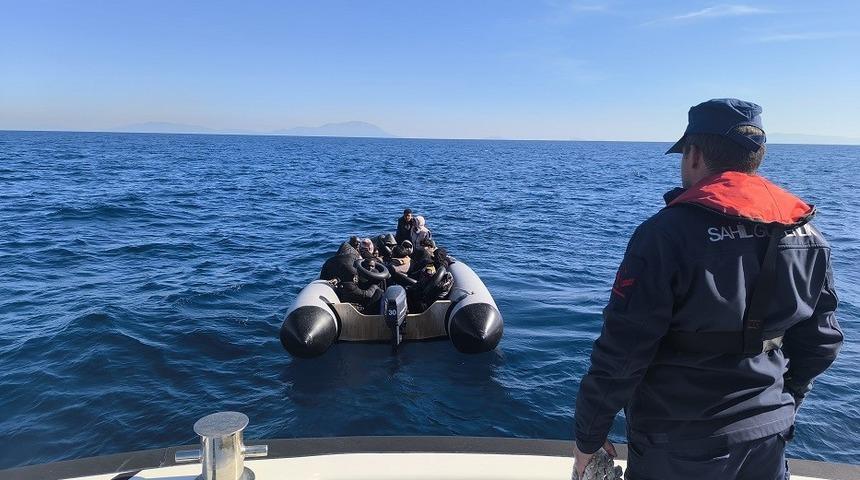 Yurt dışına kaçacaklardı! İzmir'de göçmen kaçakçıları yakalandı, onlarca göçmen kurtarıldı