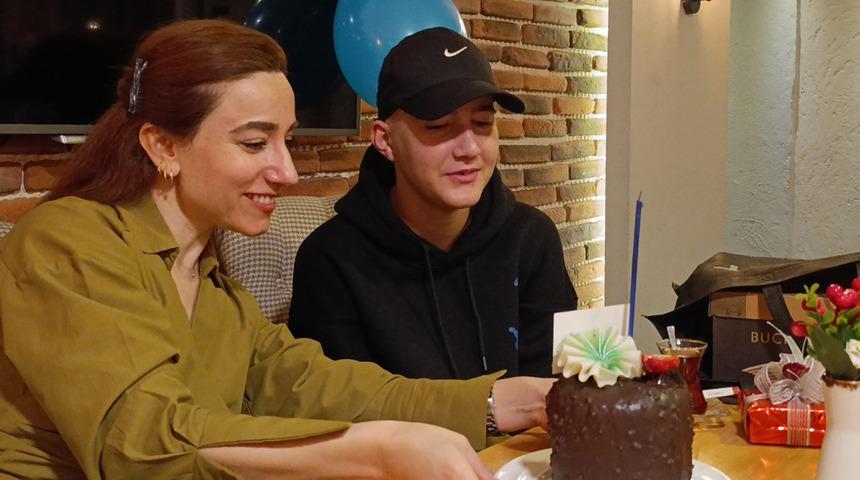 Lenf kanseriyle 3 yıldır mücadele eden gence destek verdi... Kendisi de üç kez kanseri yenmiş: "Yeniden doğmak adına pasta kestik"