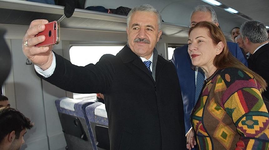 Gen&ccedil;lerin akın ettiği Doğu Ekspresi'nde seyahat eden Bakan Arslan: S&ouml;ylendiği kadar var