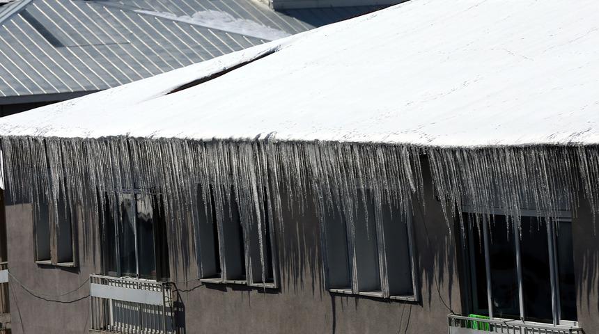 Termometreler gece eksi 20'yi gösterdi! Devasa buz sarkıtları oluştu