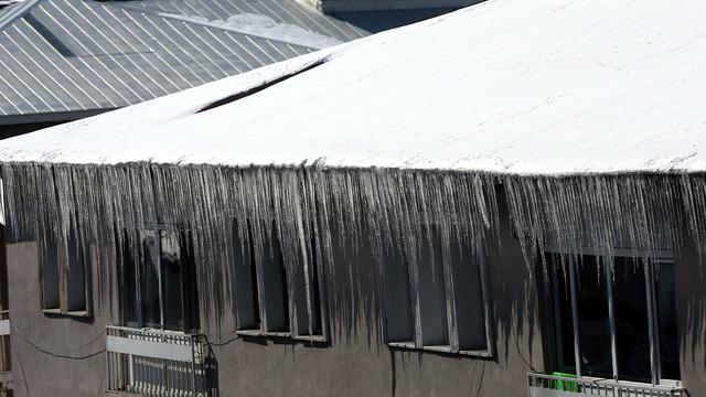 Termometreler gece eksi 20'yi gösterdi! Devasa buz sarkıtları oluştu