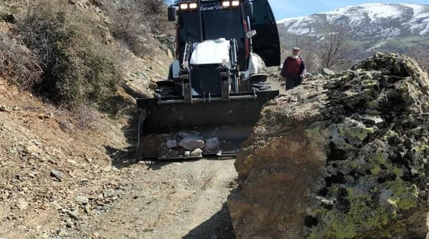 Elazığ’da yola düşen kaya parçaları kaldırıldı