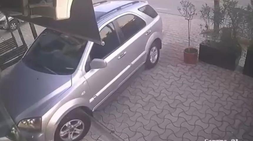 Kirayı 35 binden 90 bine çıkarmak istedi: Kuaförlük yapan kiracısının dükkanına otomobille daldı!