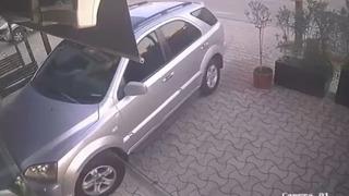 Kirayı 35 binden 90 bine çıkarmak istedi: Kuaförlük yapan kiracısının dükkanına otomobille daldı!