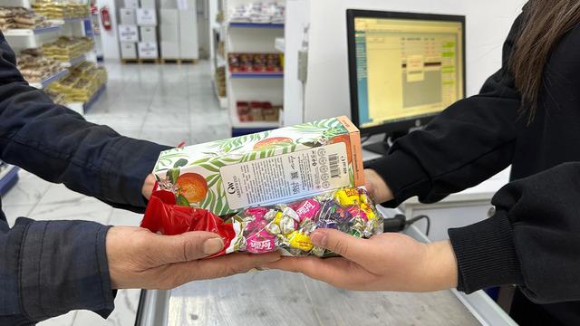Ramazan'da halk markette dayanışma ruhu: Odunpazarı Belediyesinden ihtiyaç sahiplerine şeker ve kolonya ikramı...