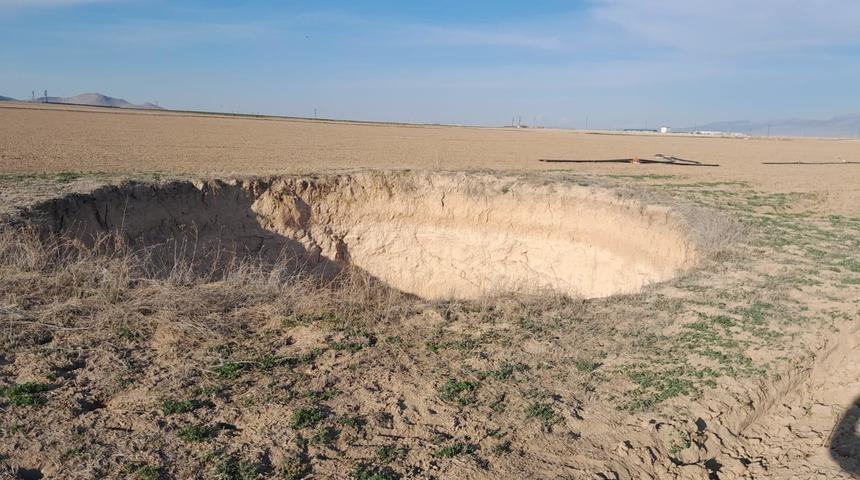 Yıllar önce toprak doldurduğu obruk tekrar çöktü