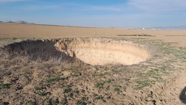 Yıllar önce toprak doldurduğu obruk tekrar çöktü