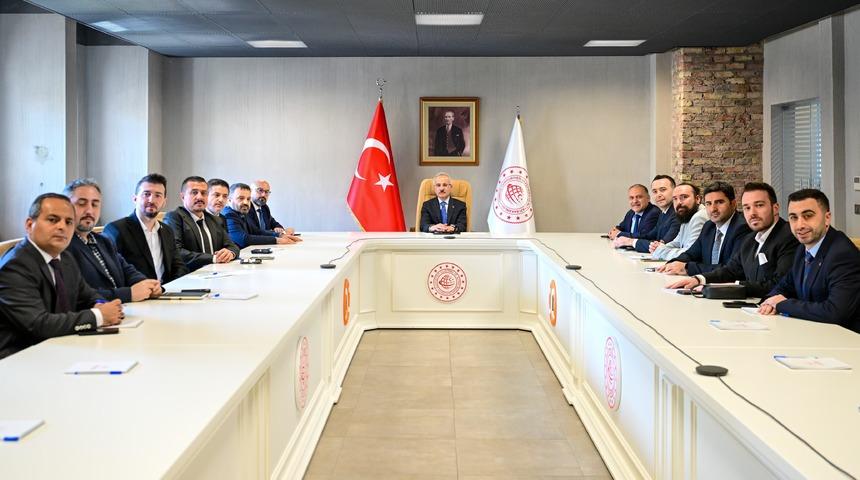 "Maliye" vurgusu! Bakan Abdulkadir Uraloğlu internet medyası yöneticileriyle bir araya geldi... Gündem: Google algoritması! 