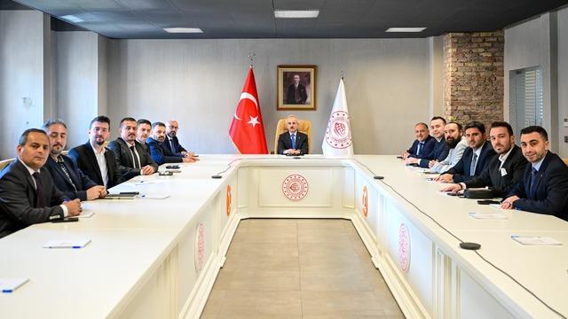 Maliye vurgusu! Bakan Abdulkadir Uraloğlu internet medyası yöneticileriyle bir araya geldi... Gündem: Google algoritması! 