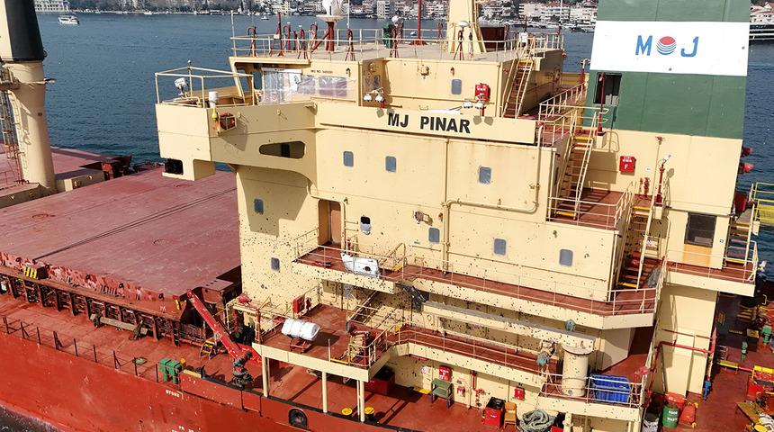 Odessa'da saldırıya uğrayan yük gemisi İstanbul Boğazı'ndan geçti