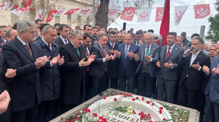 Muhsin Yazıcıoğlu ölümünün yıl dönümünde mezarı başında anıldı 