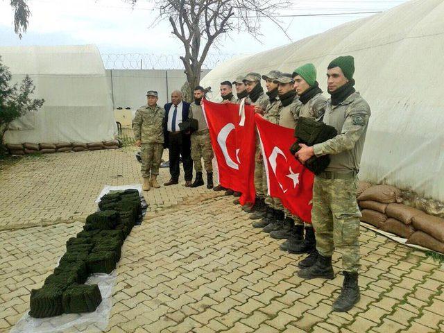 Konya'da örülen atkı ve bereler askerlere teslim edildi