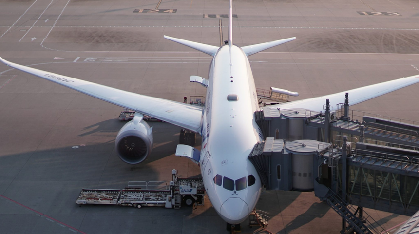 Sabiha Gökçen'de uçağı kaçıran yolcu ortalığı karıştırdı! Aprona girdi, polis yakaladı! 
