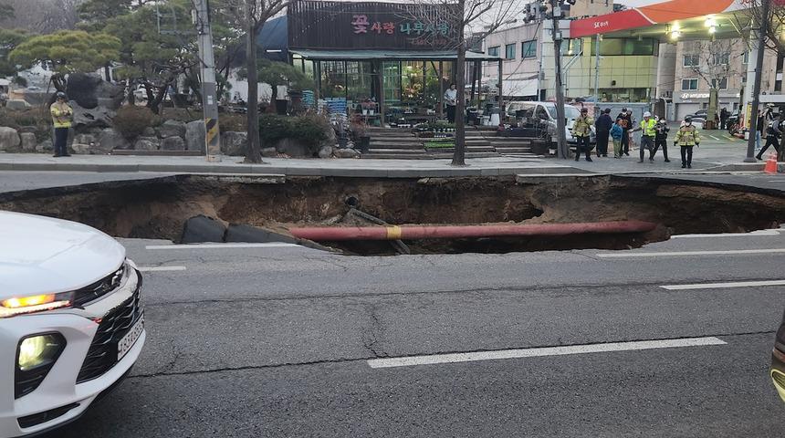  Güney Kore’deki bir otoyolda oluşan dev çukur hareket halindeki motosikleti yuttu: 1 kayıp, 1 yaralı