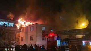  Manisa Demirci’de ev yangını: Ekipler seferber oldu! Ev sahibi fenalaştı