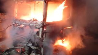 Mersin'de tır alev aldı! Kullanılamaz hale geldi