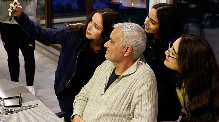 Jose Mourinho, bursiyer çocuklarla iftarda buluştu