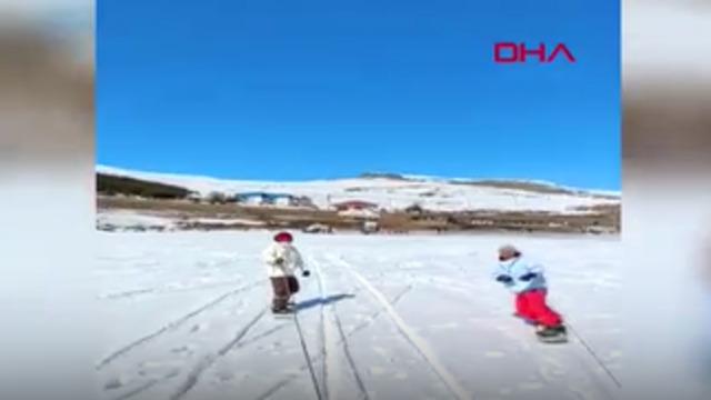 Yüzeyi buz tuttu, doğa sporu severler keyfini sürdü... Çıldır Gölü'nde dörtnala snowboard!