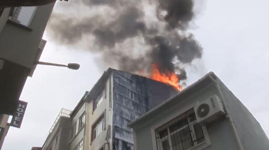 Çöpe attığı kibrit 4 katlı binayı cayır cayır yaktı! O anlar saniye saniye kameralara yansıdı